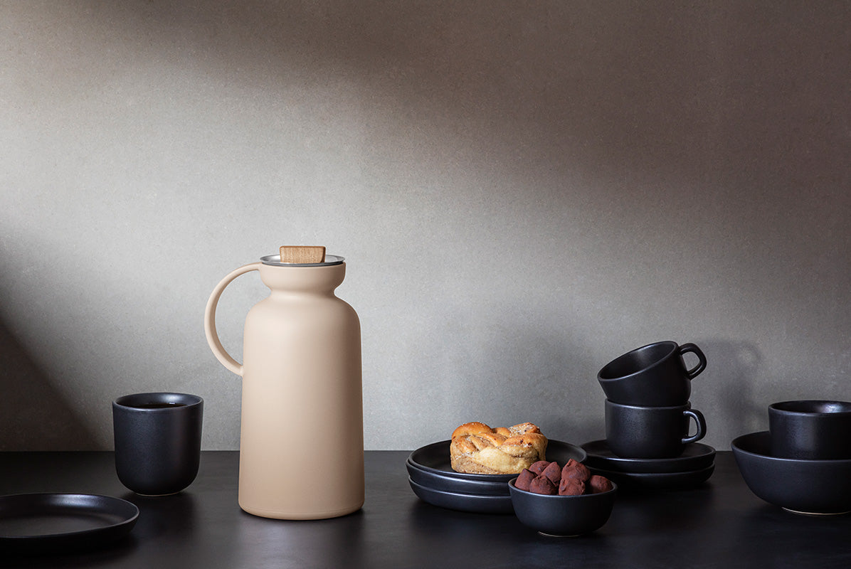 Silhouette Vacuum Jug - 1.0L - Soft Beige - Eva Solo