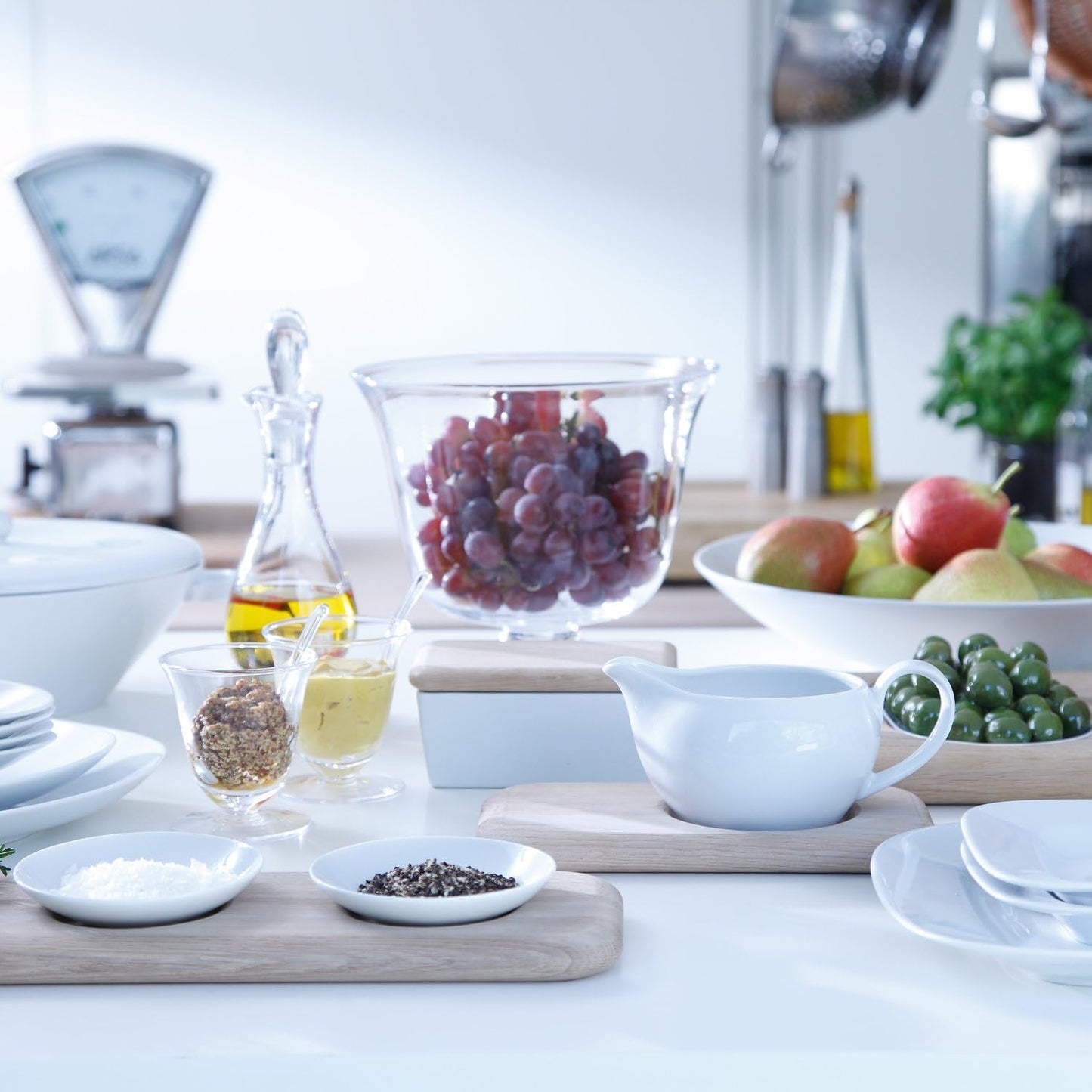 Dine Sauce Boat & Oak Stand 450ml