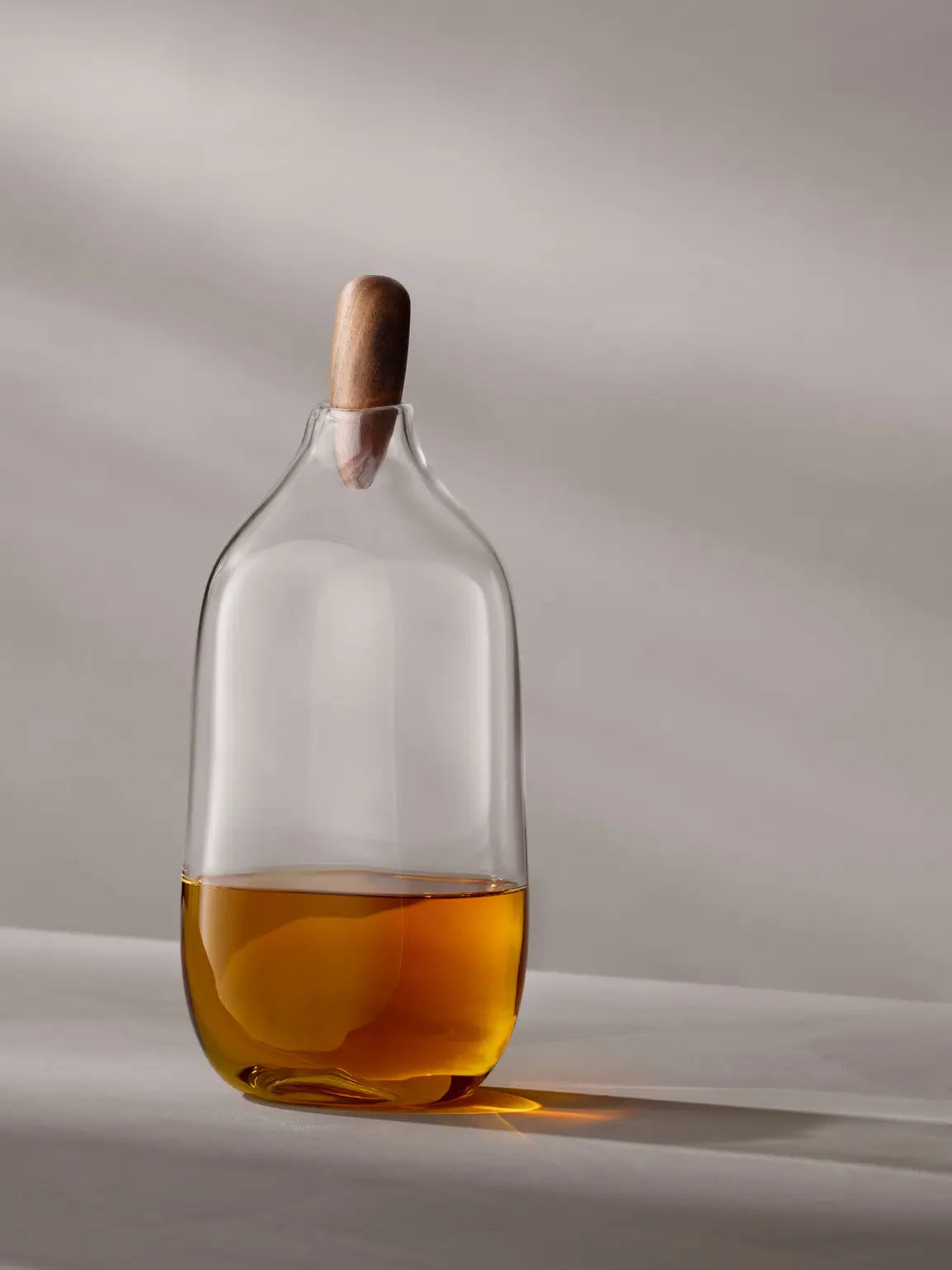 Float Decanter & Walnut Stopper 1.4L Clear